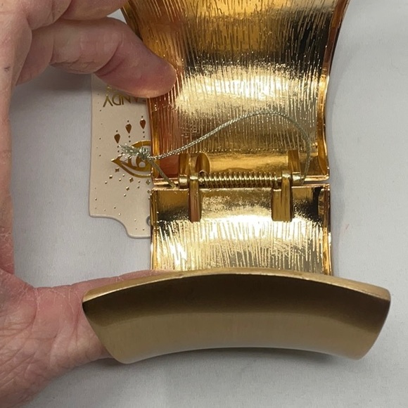 NWT Eye Candy Los Angeles amazing yellow gold tone bracelet - Picture 2 of 7